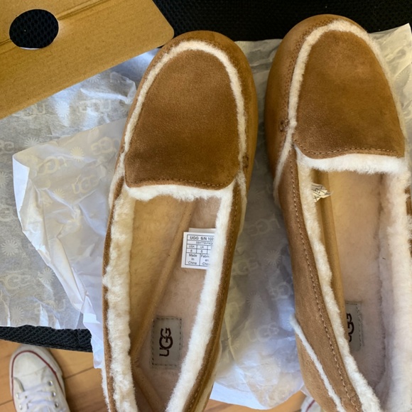 UGG SLIPPERS - Picture 2 of 3